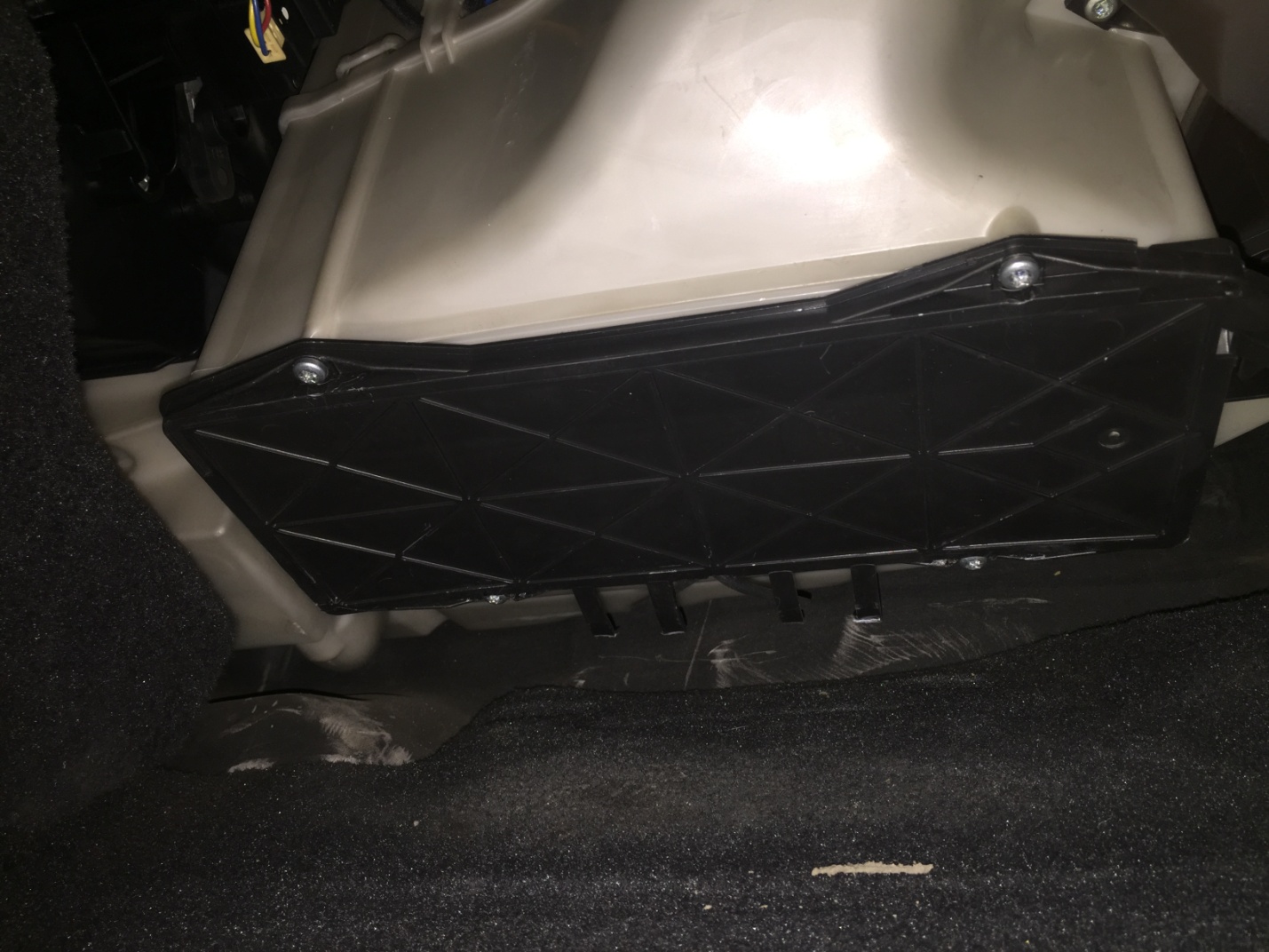 замена салонного фильтра Вольво